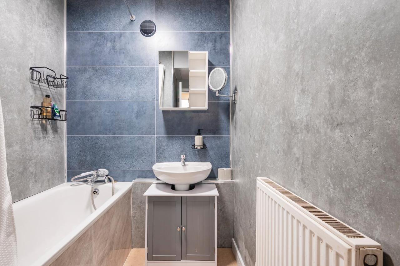 Lovely 4 Bedroom Flat In Wandsworth- 런던 외부 사진